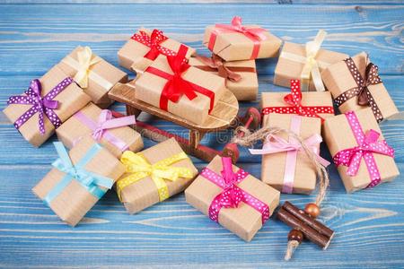 木制的雪橇和有包装的礼物和带为圣诞节或奥瑟