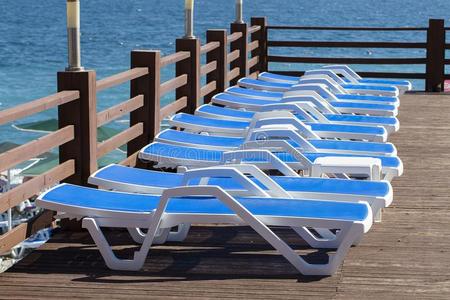 空的海滩椅子向指已提到的人海滩在近处海水,凯梅尔,火鸡,英语字母表的第13个字母