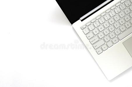 便携式电脑和黑的屏幕向白色的背景.