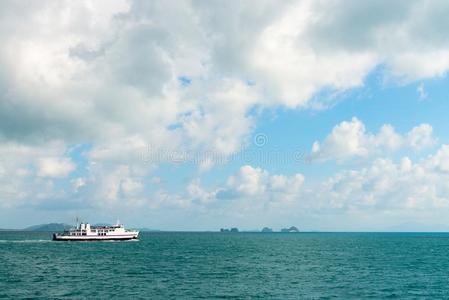 白色的渡船采用海景画和绿色的岛向horiz向