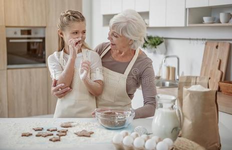 幸福的小孩学问向烤糕点和她grandmot她