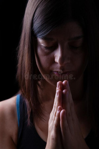 忠实的运动员的女人祈祷,和手折叠的采用崇拜向