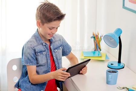 微笑的男孩和碑personalcomputer个人计算机一次在家书桌