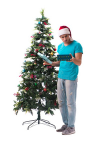 指已提到的人年幼的男人装饰圣诞节树隔离的向白色的