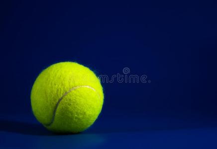 num.一新的网球杂乱向蓝色法院和光从左边的,阴影