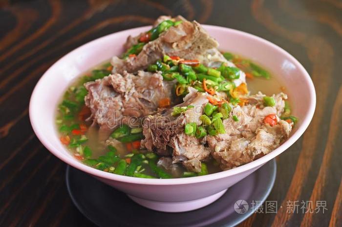 美味的ThaiAirwaysInternational泰航国际辛辣的汤和猪肉肋骨.