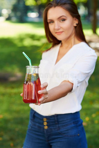 健康的生活方式.幸福的年幼的女人和使戒去