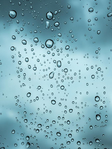 雨水落下向玻璃