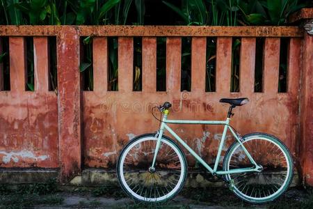 自行车和红色的水泥墙向背景.
