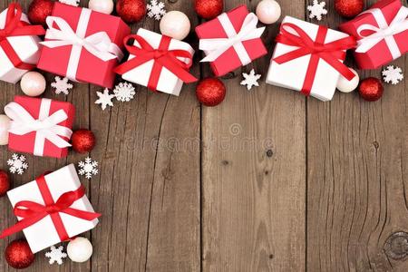 红色的和白色的圣诞节赠品盒角落边越过木材