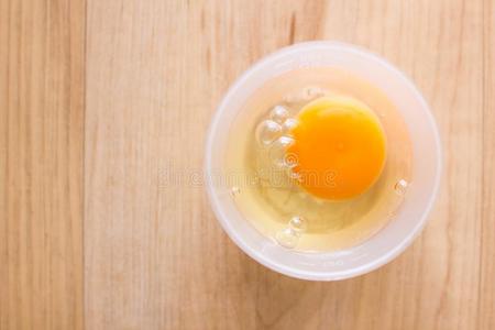 新鲜的卵采用一杯子