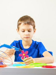男孩和3英语字母表中的第四个字母印刷笔创造一花