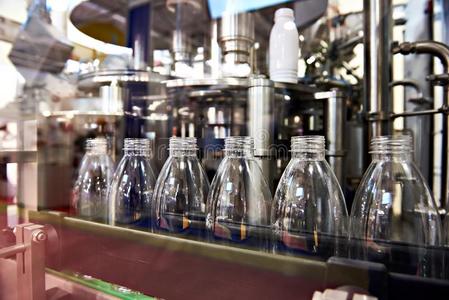 线条关于装瓶饮料采用塑料制品瓶子