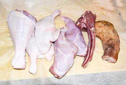 生的各式各样的肉兔子羊肉火鸡鸭子猪肉煮熟的向一p一p