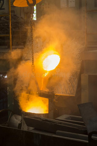 熔化的铁器熔化的金属涌出采用向长柄勺