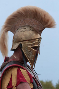 三维渲染古希腊士兵的白色五颜六色的标志, 徽章, 斯巴达头盔和斗篷