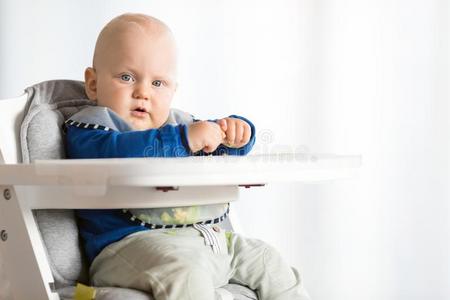 婴儿男孩吃和BLW方法,婴儿带路使断奶
