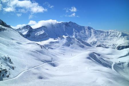 滑雪和滑雪板滑雪道向新鲜的雪山斜坡采用法国的