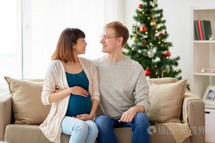 怀孕的妻子和丈夫在家在圣诞节