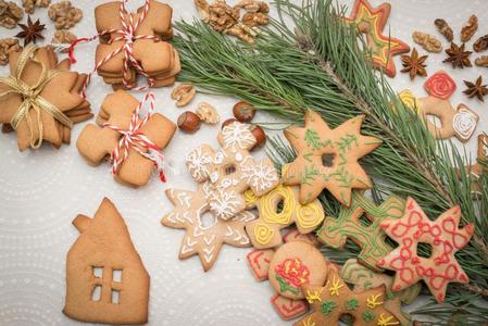 圣诞节背景和姜饼甜饼干向指已提到的人表.