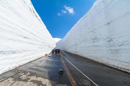 路在之间雪墙关于立山黑部阿尔卑斯山的路或涂漆