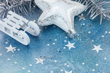 圣诞节树装饰,球和木制的雪橇向蓝色后面