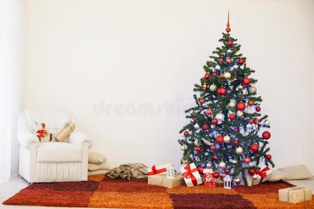 圣诞节树向新的年英文字母表的第19个字母前夕采用一白色的房间和圣诞节