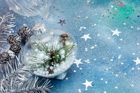装饰的玻璃球和圣诞节树树枝向蓝色斯帕克利