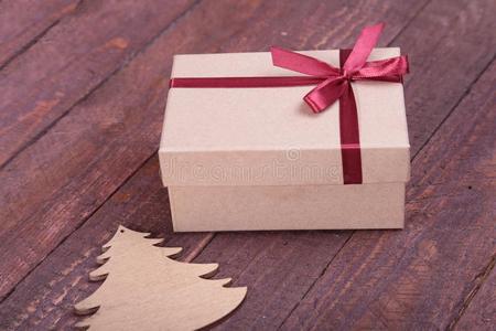 圣诞节冷杉树和赠品盒向木制的板