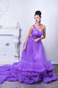 美丽的女人采用紫色的衣服