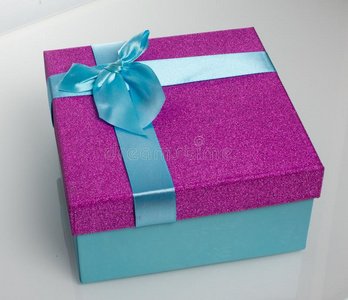 一美丽的赠品盒采用蓝色,和一紫色的带一nd弓.Be一u