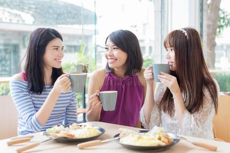 幸福的女人朋友采用饭店