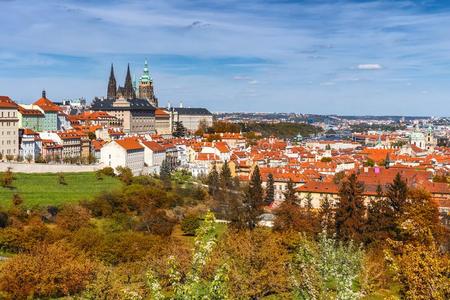 布拉格,捷克的共和国.风景优美的秋空气的看法关于指已提到的人老的拖