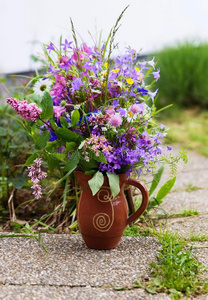野生的花采用装饰瓶采用花园.