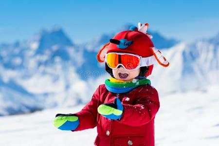 小孩冬雪运动.孩子们滑雪.家庭滑雪ing.