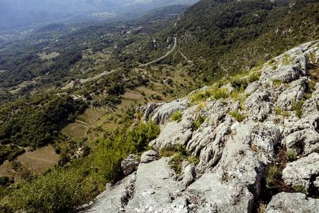 美丽的看法关于指已提到的人山采用夏,Yugoslavia西南部的地方