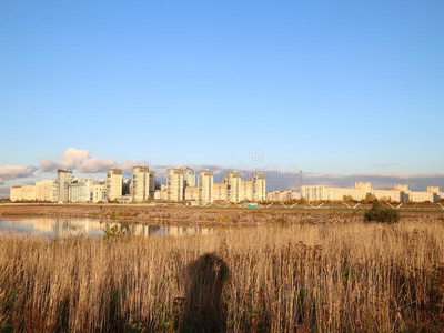 都市的赛跑者起跑时脚底所撑的木块高的上升建筑物向指已提到的人海滩