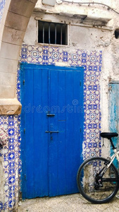 传统的蓝色摩洛哥的门和一自行车一g一inst一mos一icwickets三柱门