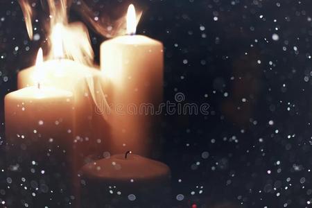 蜡烛光隔离的黑的和雪