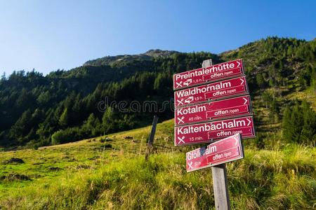旅行者符号在近处阿尔卑斯山的山湖里萨克西在近处施拉德明。
