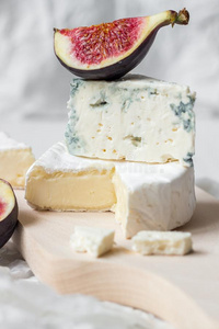 刨切的新鲜的法国Camembert村所产的软质乳酪奶酪和蓝色奶酪和figures数字向指已提到的人wickets三柱门