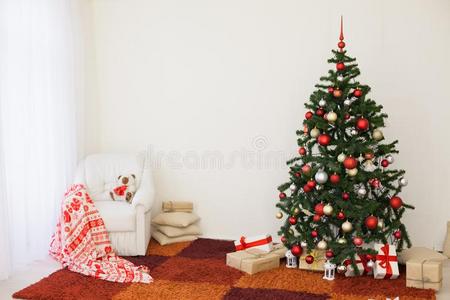 圣诞节树和现在家为指已提到的人新的年