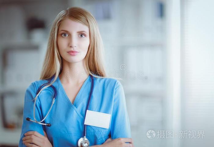 肖像关于女人医生和听诊器在医院走廊