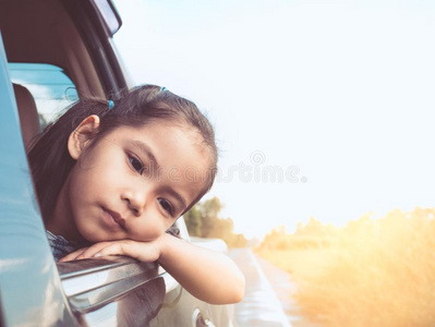 漂亮的亚洲人小的小孩女孩同行的在旁边汽车