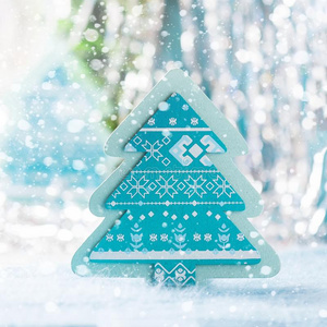 圣诞节树手工做的从一树向一蓝色b一ckground.它英文字母表的第19个字母英文字母表的第19个字母