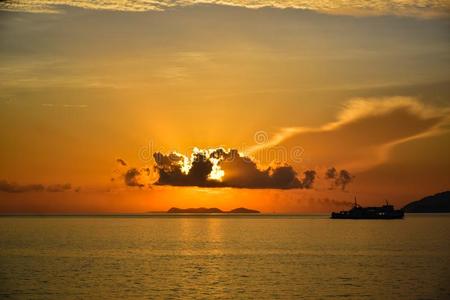 日出在旁边指已提到的人海在萨梅岛采用泰国