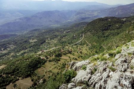 美丽的看法关于指已提到的人山采用夏,Yugoslavia西南部的地方