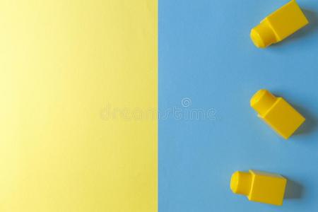 黄色的塑料制品建筑物赛跑者起跑时脚底所撑的木块向黄色的和蓝色背景