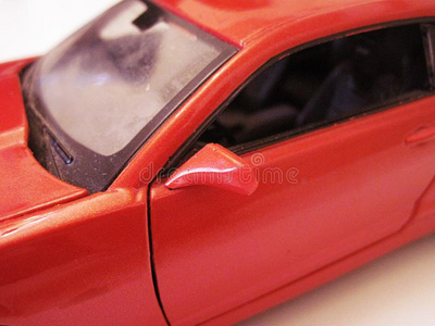 红色的汽车玩具模型看法