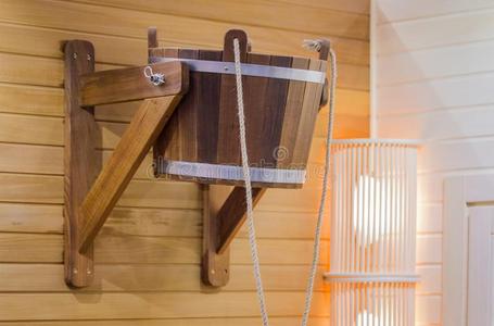 传统的木制的桑拿浴室为消遣和水桶关于水.采用